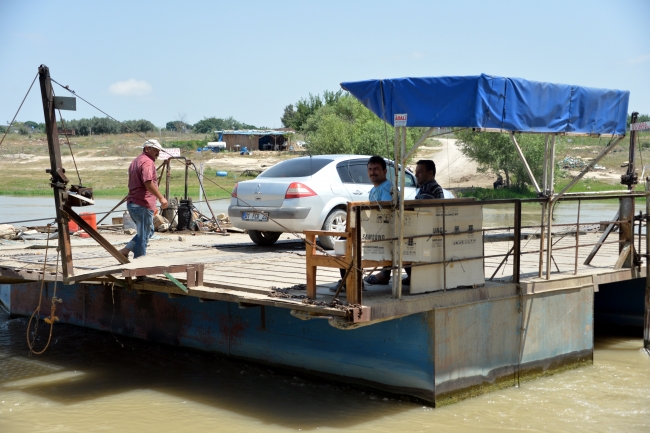 Ceyhan Nehri’ni 150 yıllık sal ile geçiyorlar